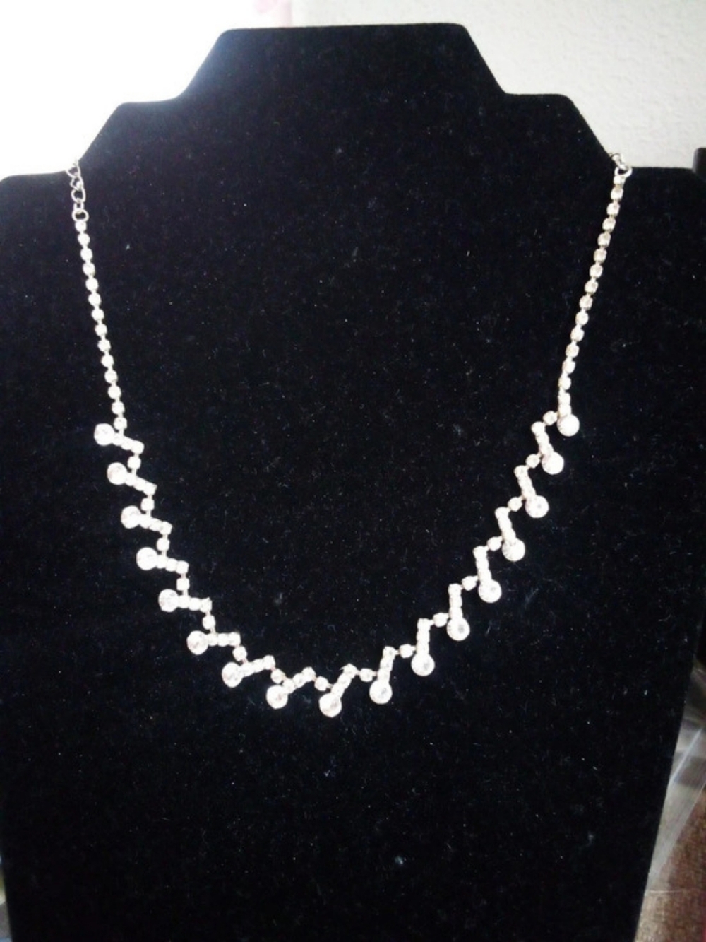 Rhinestone Pendant Necklace in Silver Like New